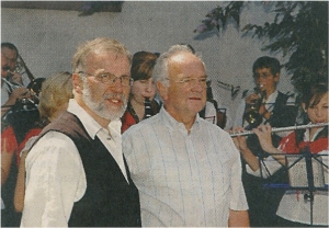 Verspätet aber wohlbehalten kam Pfarrer Gregor Mühleck (links) zur eigenen Jubiläumsfeier nach Sulzbach. Ortspfarrer Norbert Geiger (rechts) gratulierte ihm, der Musikverein Edelweiß spielte ein Ständchen. Foto: Manfred Kiesel